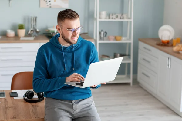 Jeune Homme Avec Ordinateur Portable Travaillant Maison — Photo