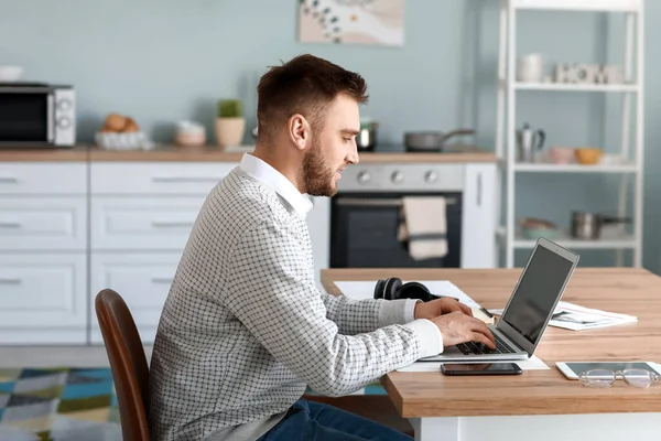 Joven Con Portátil Trabajando Casa — Foto de Stock