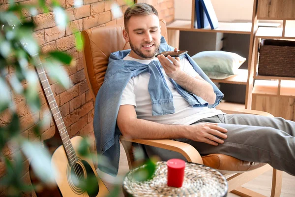 Hombre Joven Con Dispositivo Asistente Inteligente Habitación —  Fotos de Stock