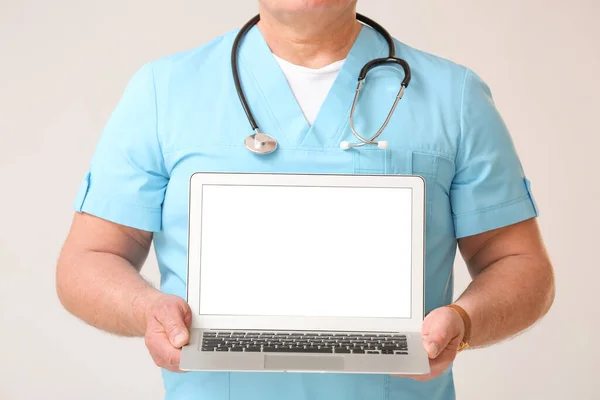 Mature Male Doctor Laptop Grey Background — Stock Photo, Image