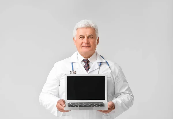 Mature Male Doctor Laptop Grey Background — Stock Photo, Image