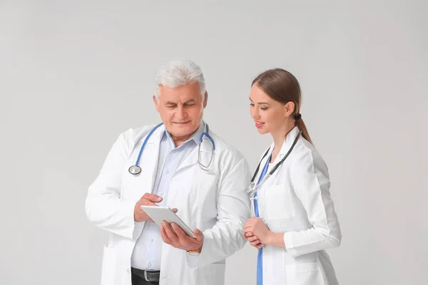 Artsen Met Tablet Computer Grijze Achtergrond — Stockfoto