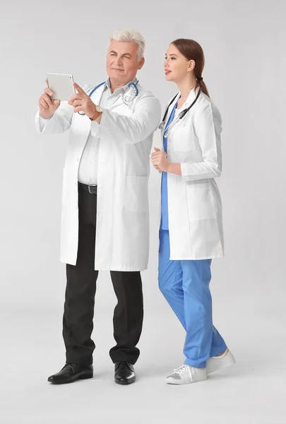 Doctors Tablet Computer Grey Background — Stock Photo, Image