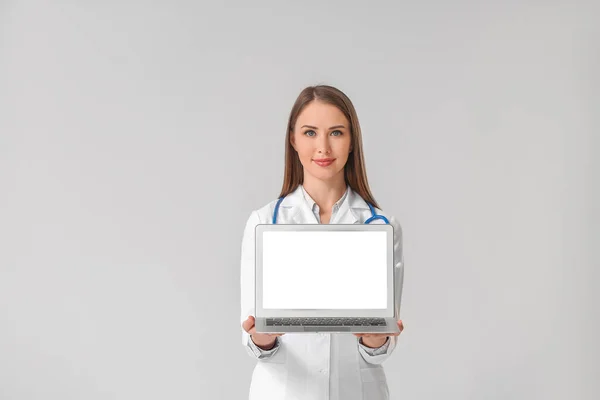 Young Female Doctor Laptop Grey Background — Stock Photo, Image