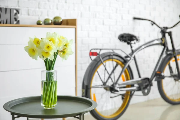 Modern Odanın Içinde Bisiklet Güzel Buketli Bir Masa — Stok fotoğraf