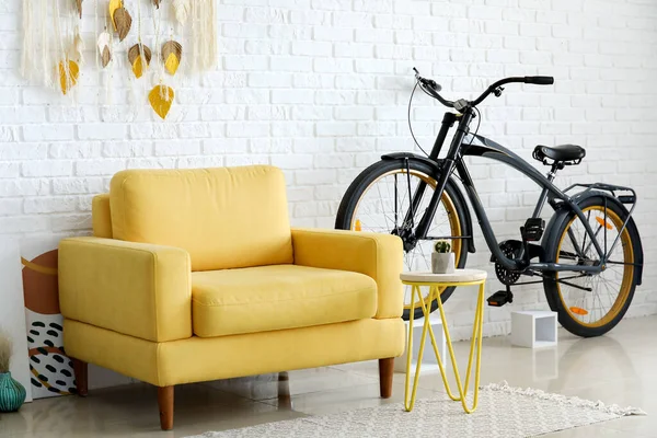 Rahat Koltuğu Bisikleti Olan Modern Oturma Odasının Içinde — Stok fotoğraf