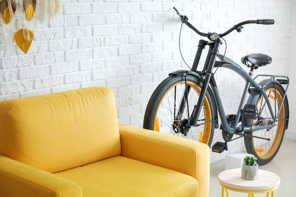 Interior Moderna Sala Estar Con Cómodo Sillón Bicicleta — Foto de Stock