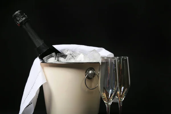 Eimer Mit Eis Flasche Champagner Und Gläsern Auf Dunklem Hintergrund — Stockfoto