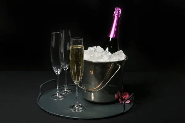 Secchio Con Ghiaccio Bottiglia Champagne Bicchieri Sfondo Scuro — Foto Stock