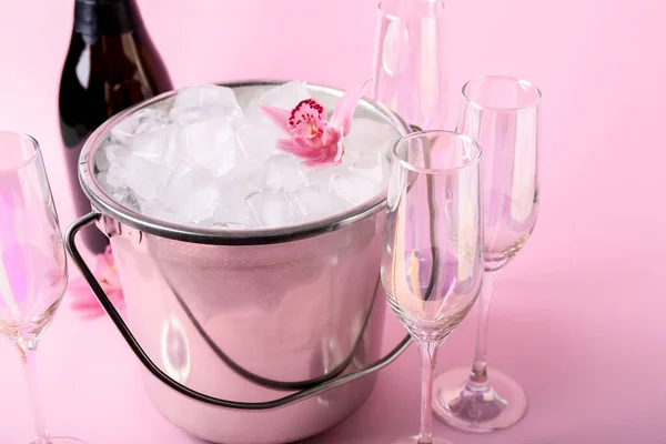 Secchio Con Ghiaccio Bottiglia Champagne Bicchieri Sfondo Colori — Foto Stock