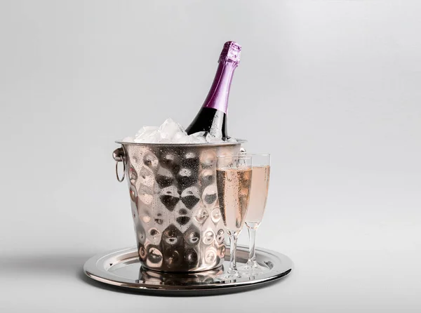 Seau Avec Glace Bouteille Champagne Verres Sur Fond Clair — Photo