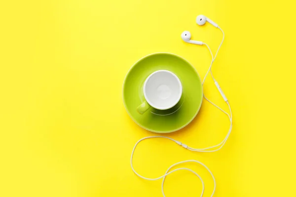 Empty Cup Earphones Color Background — Stock Photo, Image