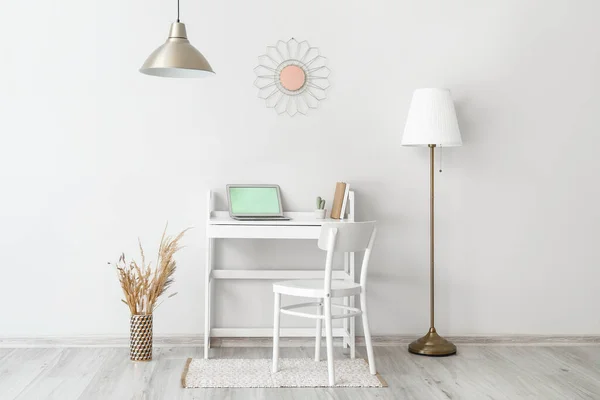 Elegante Lugar Trabajo Con Portátil Cerca Pared Blanca Habitación — Foto de Stock