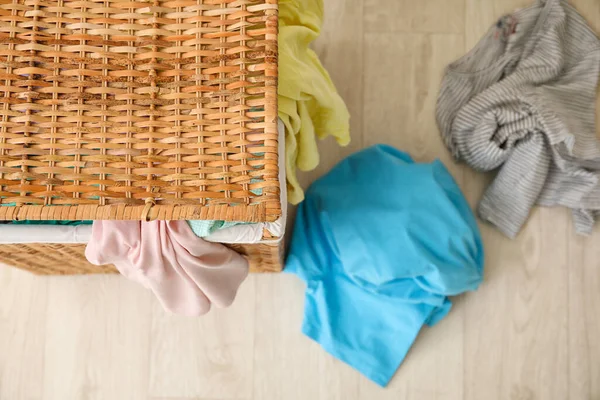 Wicker Basket Laundry Floor — Stock Photo, Image