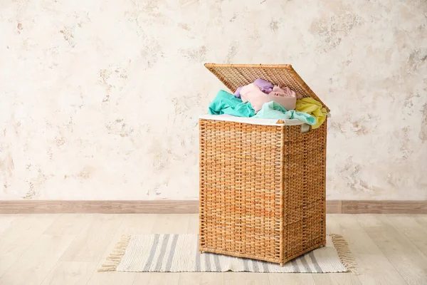 Wicker Basket Laundry Floor — Stock Photo, Image