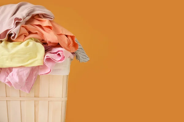Çamaşır Sepetinin Yanında Renkli Duvar Var — Stok fotoğraf