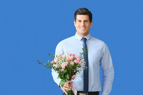 Hombre Guapo Con Ramo Flores Sobre Fondo Color — Foto de Stock