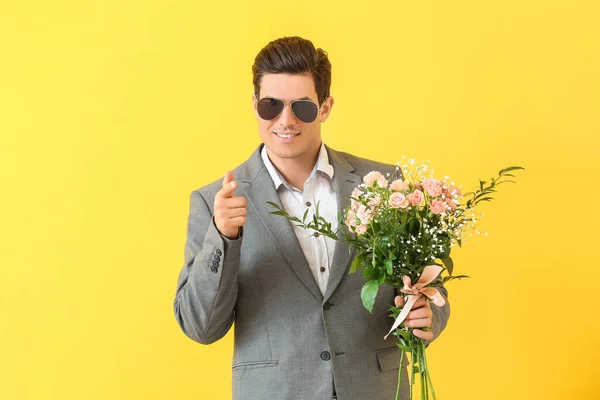 Bel Homme Avec Bouquet Fleurs Sur Fond Couleur — Photo