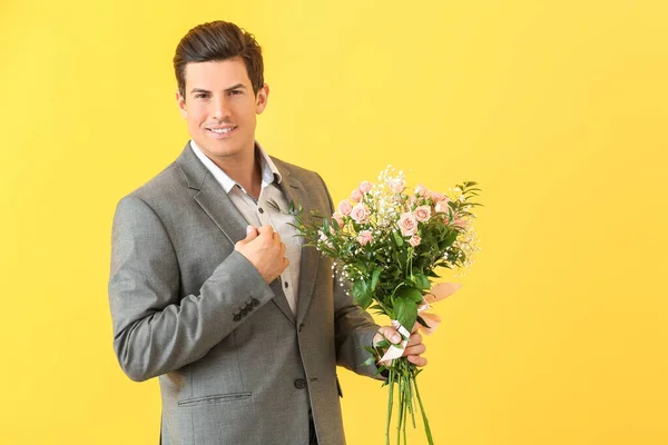 Snygg Man Med Bukett Blommor Färg Bakgrund — Stockfoto