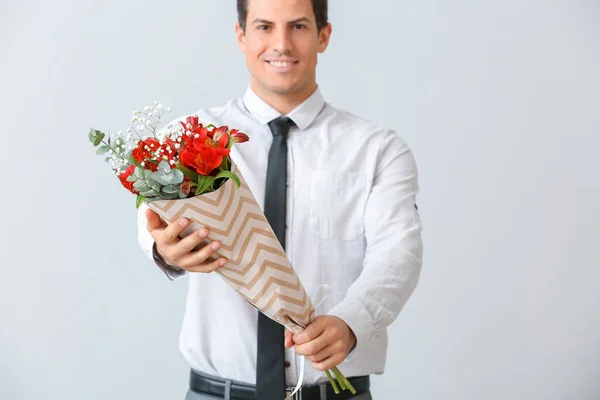 Bonito Homem Com Buquê Flores Fundo Claro — Fotografia de Stock