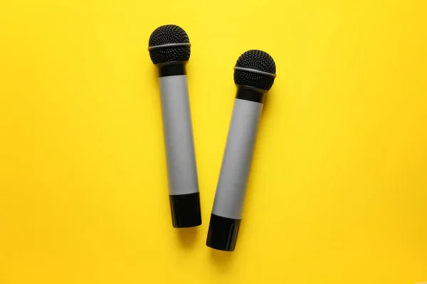 Moderne Mikrofone Auf Farbigem Hintergrund — Stockfoto
