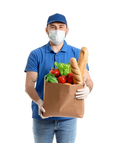 白い背景に医療マスクで食品配達サービスの男性宅配業者 — ストック写真