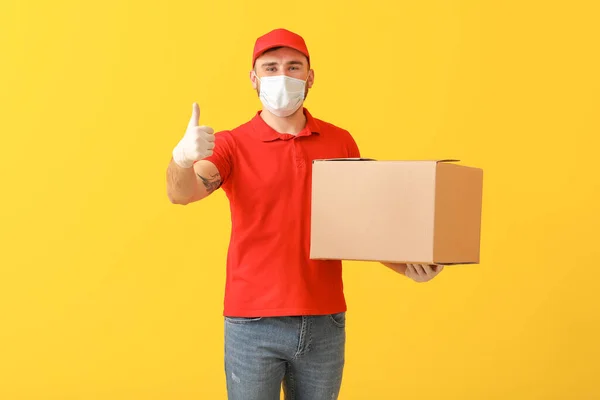 Male Courier Medical Mask Box Color Background — Stock Photo, Image