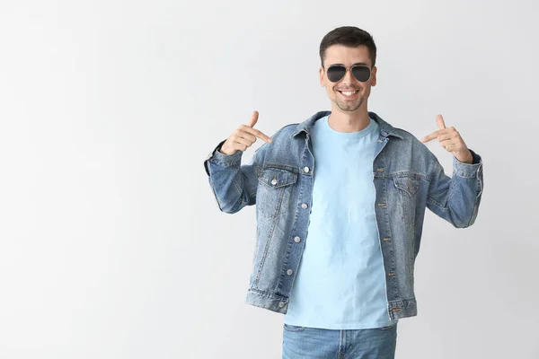 Hombre Con Elegante Camiseta Sobre Fondo Gris — Foto de Stock