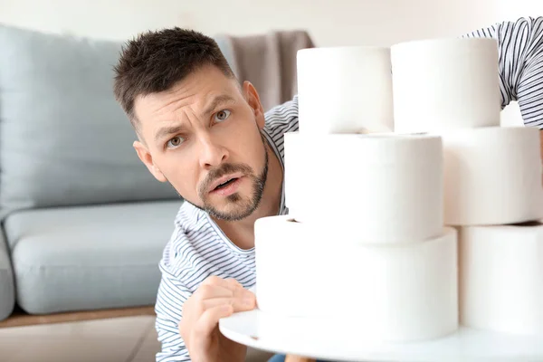 Homem Perturbado Com Montes Papel Higiénico Casa Conceito Epidemia Coronavírus — Fotografia de Stock