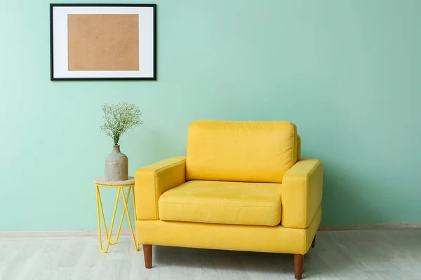 Elegante Jarrón Con Hermoso Ramo Mesa Sillón Cerca Pared Color — Foto de Stock