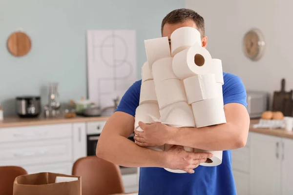 Volwassen Man Met Een Hoop Toiletpapier Thuis Concept Van Een — Stockfoto