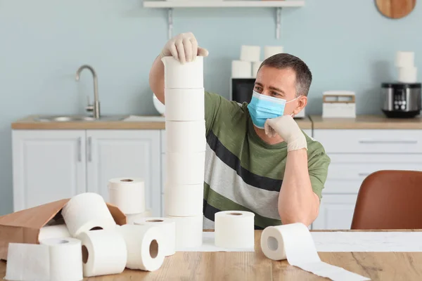 Reifer Mann Schutzmaske Und Mit Einem Haufen Toilettenpapier Hause Konzept — Stockfoto