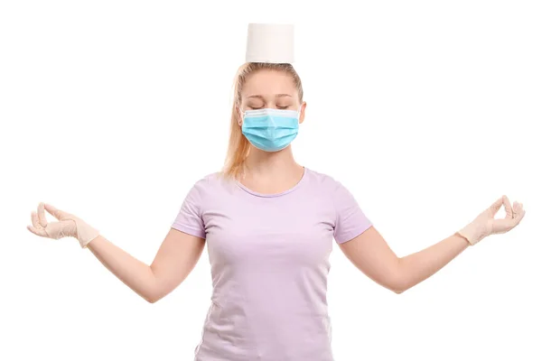 Beyaz Arka Planda Tuvalet Kağıdı Olan Meditasyon Yapan Kadın Koronavirüs — Stok fotoğraf