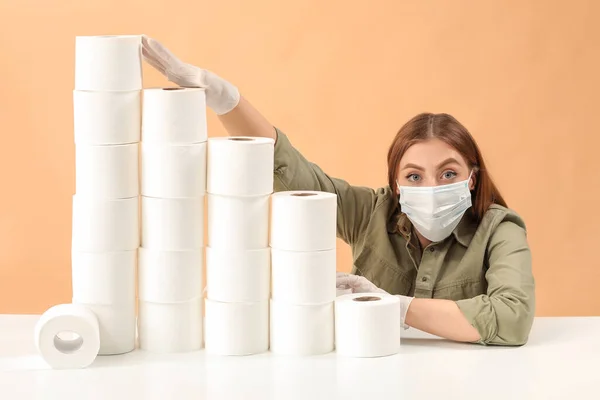 Vrouw Met Beschermend Masker Met Hoop Toiletpapier Kleur Achtergrond Concept — Stockfoto