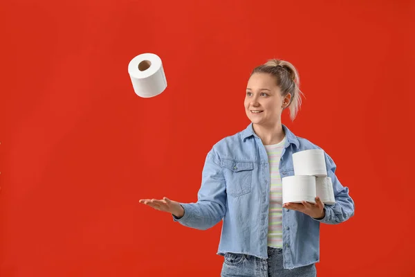 Renkli Arka Planda Tuvalet Kağıdı Olan Bir Kadın Koronavirüs Salgını — Stok fotoğraf