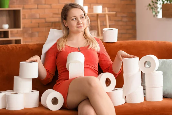 Mulher Com Montes Papel Higiénico Casa Conceito Epidemia Coronavírus — Fotografia de Stock