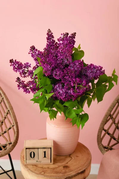 Hermosas Flores Lila Con Calendario Mesa Habitación — Foto de Stock