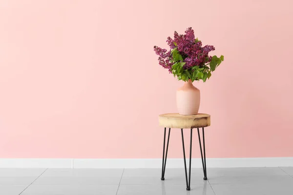 Beautiful Lilac Flowers Table Color Wall Room — Stock Photo, Image