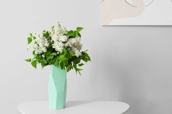 Beautiful Lilac Flowers Table Grey Wall Room — Stock Photo, Image
