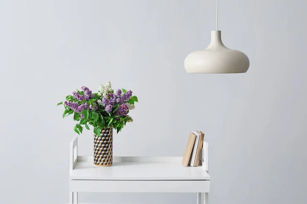 Hermosas Flores Lila Con Libros Sobre Mesa Sobre Fondo Gris — Foto de Stock