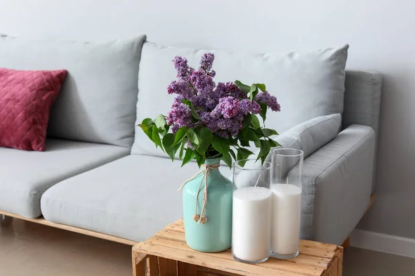 Beautiful Lilac Flowers Table Sofa Interior Room — Stock Photo, Image