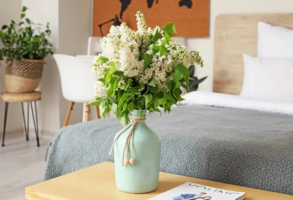 Hermosas Flores Lila Mesa Dormitorio —  Fotos de Stock