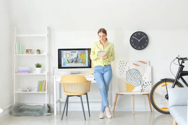 Joven Diseñadora Femenina Trabajando Casa — Foto de Stock