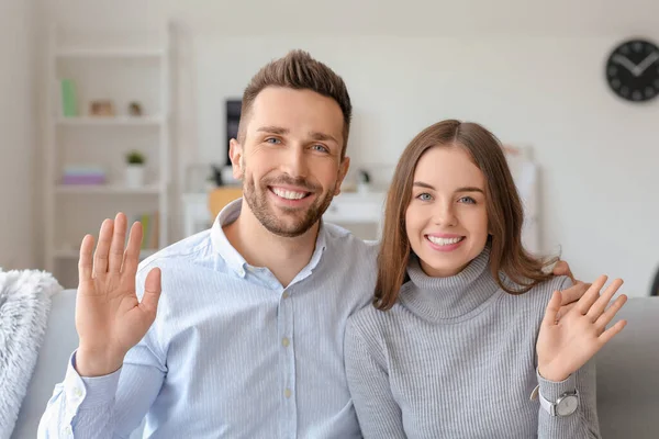 Jovem Casal Vídeo Conversando Casa — Fotografia de Stock