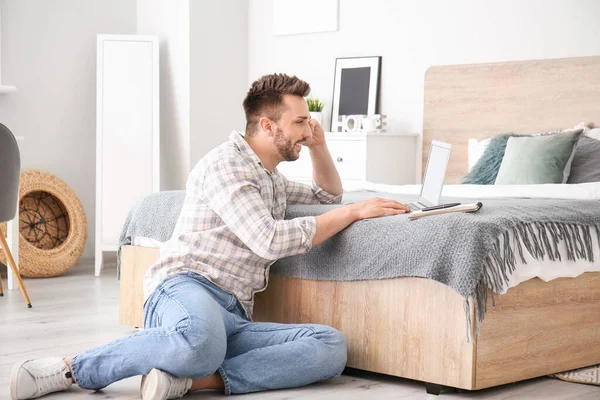 Joven Con Portátil Trabajando Casa —  Fotos de Stock