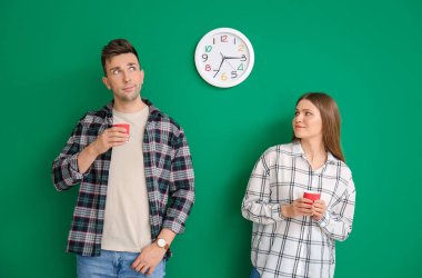 Kahveli ve saatli genç bir çift.