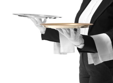 Beyaz arka planda boş tepsileri olan kadın ve erkek garsonlar.