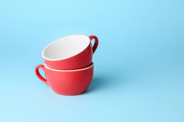 Renk arkaplanındaki boş bardaklar