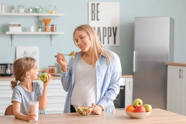 Pregnant Woman Her Little Daughter Eating Kitchen — Stock Photo, Image