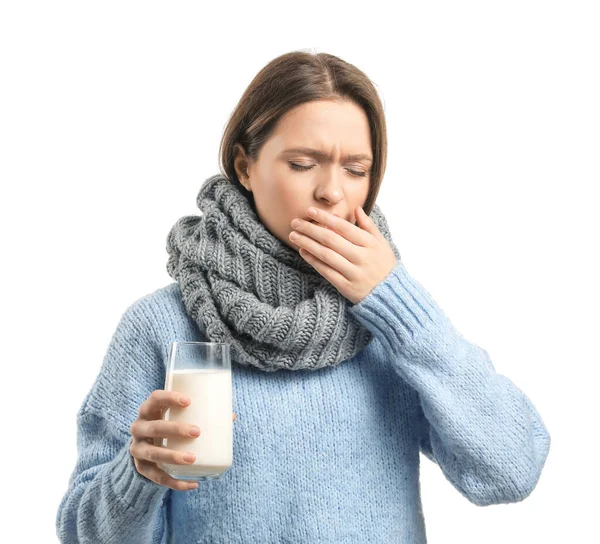 Mulher Jovem Doente Com Gripe Segurando Vidro Leite Fundo Branco — Fotografia de Stock